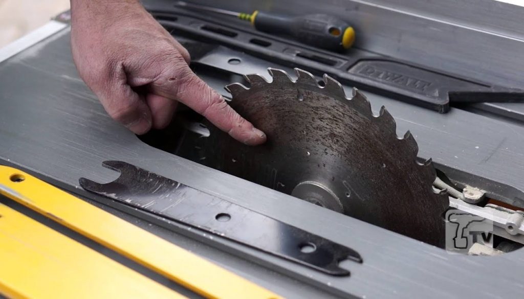 HOW TO CHANGE A TABLE SAW BLADE